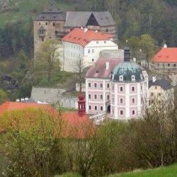 Bečov láká turisty květinami a vyvěšenými vlajkami