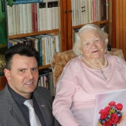 Stoletá Anna Červená chodí na operu a sleduje zprávy