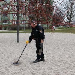 Strážníci kontrolují v Plzni dětská pískoviště detektorem kovů