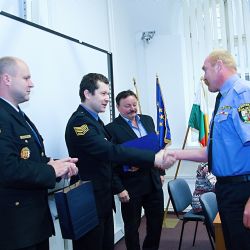 Strážníci z Plzně získali ocenění. Za záchranu života i dopadení zloděje