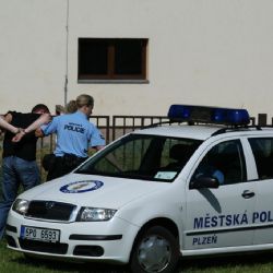 Strážnící zadrželi dvě hledané osoby