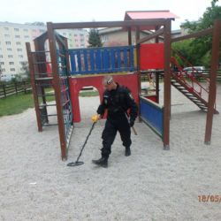 Strážníci zkontrolovali dětská hřiště na Slovanech, našli drátky, klíče i lžíci 