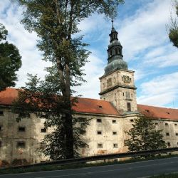 Studenti akademie hotelnictví si školní povinnosti protáhli do půlky července