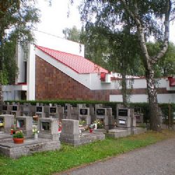 Téměř stoletá stařenka nedokázala dojít ze hřbitova domů