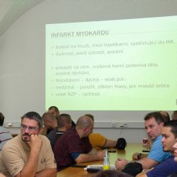 Tísňová linka pro seniory v Plzni funguje, strážníci se školí na první pomoc