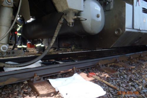 Foto: Trať na Klatovsku stojí kvůli úniku nafty z lokomotivy