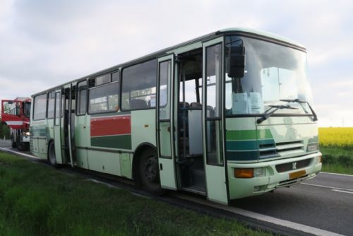 Foto: U Bezvěrova hořel autobus zajišťující náhradní vlakovou dopravu 