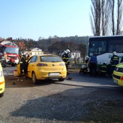U Bučí boural autobus s autem, čtyři zranění