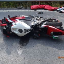 U Dlouhé Vsi u Sušice boural motorkář, vážně se zranil