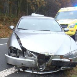 U Libkova bouralo auto, hasiči řídili provoz