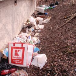 U Litické přehrady bydlí dva muži v hromadě odpadků