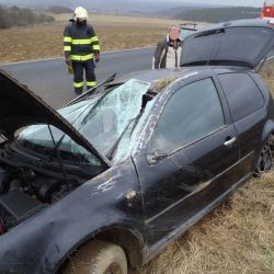 U Meclova bouralo auto, dva zranění