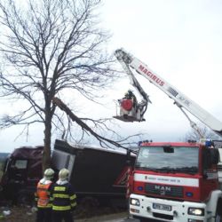 U Milíkova skončil kamion s papírovými kartony ve stromě