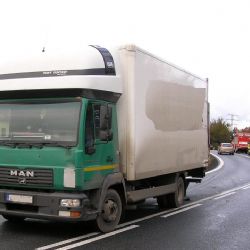 U Nepomuku bouraly dva kamiony, řidič měl pořezanou ruku 