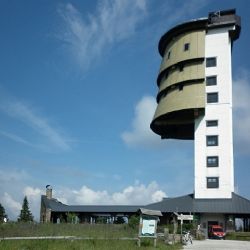 U Poledníku vběhl cyklistce do cesty pes. Skončila v nemocnici