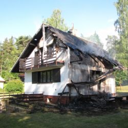U Zavlekova hořela chata, škoda 700 tisíc korun