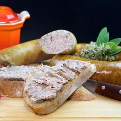 Ukradl si paštiku a párky k svačince, může jít sedět