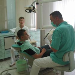 Zubní klinice v Plzni chybějí lékaři a musí omezit péči