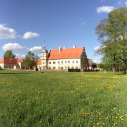 V Červeném Poříčí budou v neděli umělci vítat léto
