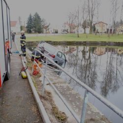 V České Bříze vjela řidička do požární nádrže