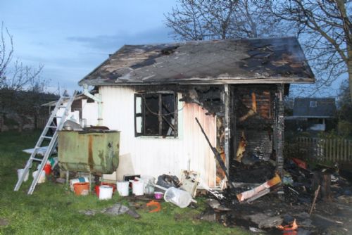 Foto: V chatce v Tachově uhořeli při večerním požáru tři lidé