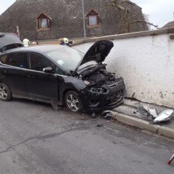 V Domažlicích u mlékárny narazilo auto do zdi, řidič zemřel