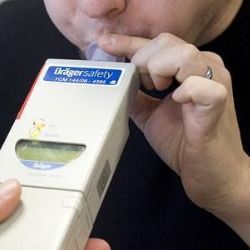 V Klatovech se válel na zemi s více než třemi promilemi, skončil na záchytce