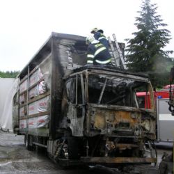 V Kotouni doutnal kamion s fasádní vatou, hašení v Německu nestačilo
