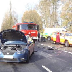 V Koutě na Šumavě bourala dvě auta, řidič skončil v nemocnici