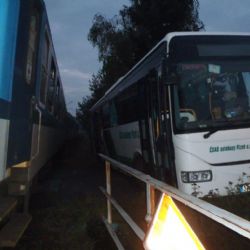 V Lužanech se srazil autobus s vlakem, jedno lehké zranění