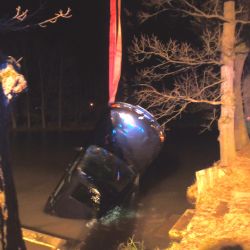 V Netunicích vjelo auto do rybníka, řidič se dokázal zachránit