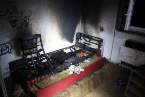 Foto: V Nové Huti hořel byt, škoda je 100 tisíc korun