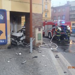 V Sušici naproti hotelu Svatobor bouralo a hořelo auto