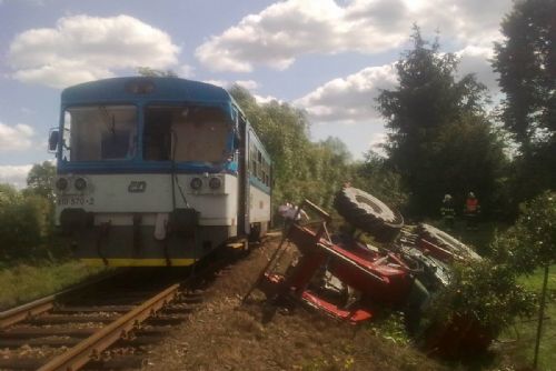 Foto: V Třebčicích se srazil na přejezdu vlak s traktorem, dvě lehká zranění