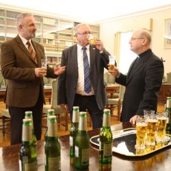 Vatikán přijal tradiční pozdrav z Plzně – požehnané pivo  a originální dar Pilsner Urquell  