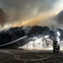 Ve Ctiboři shořela ocelokolna plná sena, škody přesáhnou 3,5 milionu 