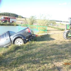 Ve Štěnovickém Borku tahali hasiči auto z rybníka
