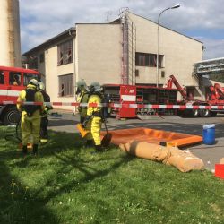 Ve stříbrské mlékárně vytekla kyselina, čtyři zaměstnanci skončili v nemocnici