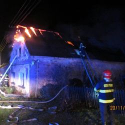 Ve Vlkošově vzplál dům, majitel se nadýchal, pět dětí skončilo u příbuzných