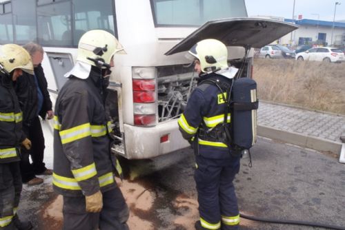 Foto: Ve Volduchách hořel autobus, uhasili ho řidič s cestujícím 
