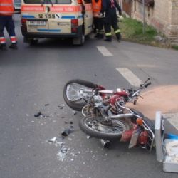 Ve Zbirohu bouralo auto s motorkou, dvě zranění