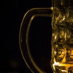 Viktoriáni Ondra Vaněk a Honza Kopic načepují v úterý fanouškům Gambrinus