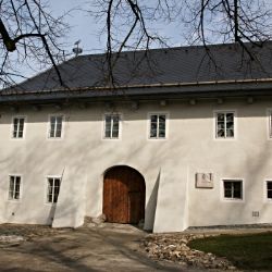 Výstava k soutěži Stavba roku se stěhuje do Domu přírody Českého lesa. Provede vás čáp bílý 