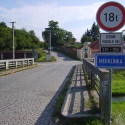 Z mostu u Borov ukradli svodidla