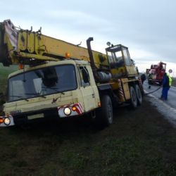 Za Globusem zapadl při předjíždění do příkopu jeřáb