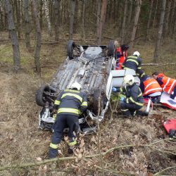 Za Zálužím skončilo auto v lese na střeše, řidička se zranila