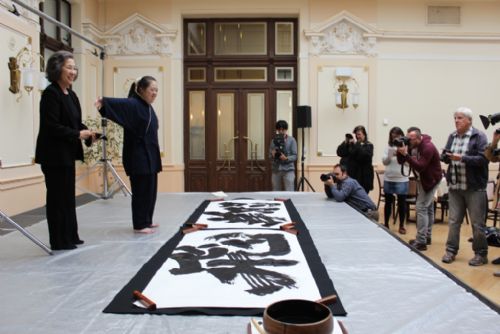 Foto: Západočeské muzeum představuje Tušový svět fenomenální kaligrafky Shoko Kanazawa
