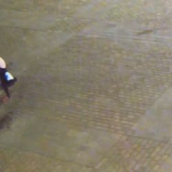 Muž proměnil kašnu na náměstí v umývárnu