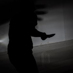Noční útok na Borech - zloděj pořezal a zbil muže při vloupání do auta