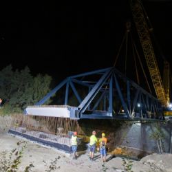 Obří jeřáb usadil 184 tunovou konstrukci Faltusova mostu